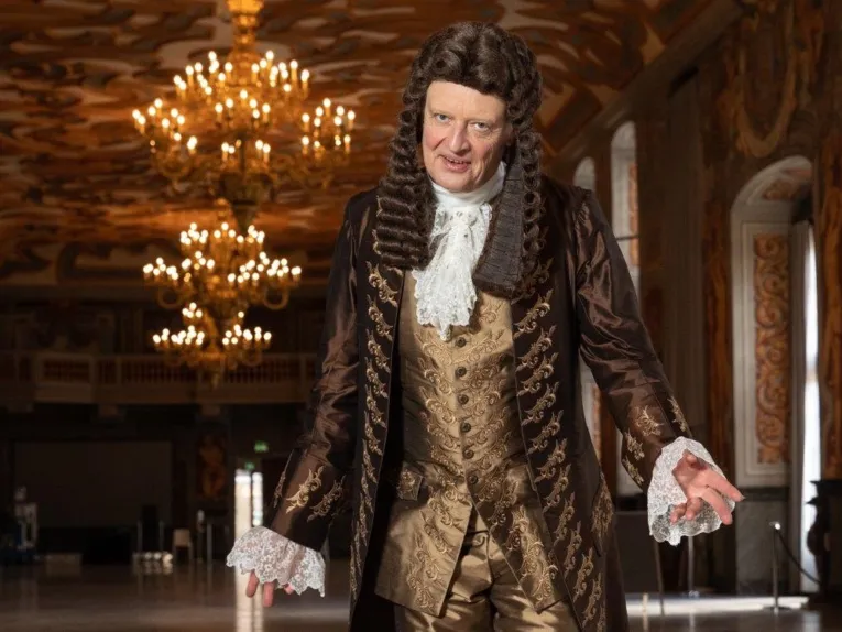 Mann mit Perücke in Kleidung aus der Barockzeit